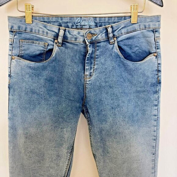 Bundle It! Cherokee Women's Mid Waist Ankle Blue Denim 5 Pocket Jeans Size 30 - Picture 2 of 12